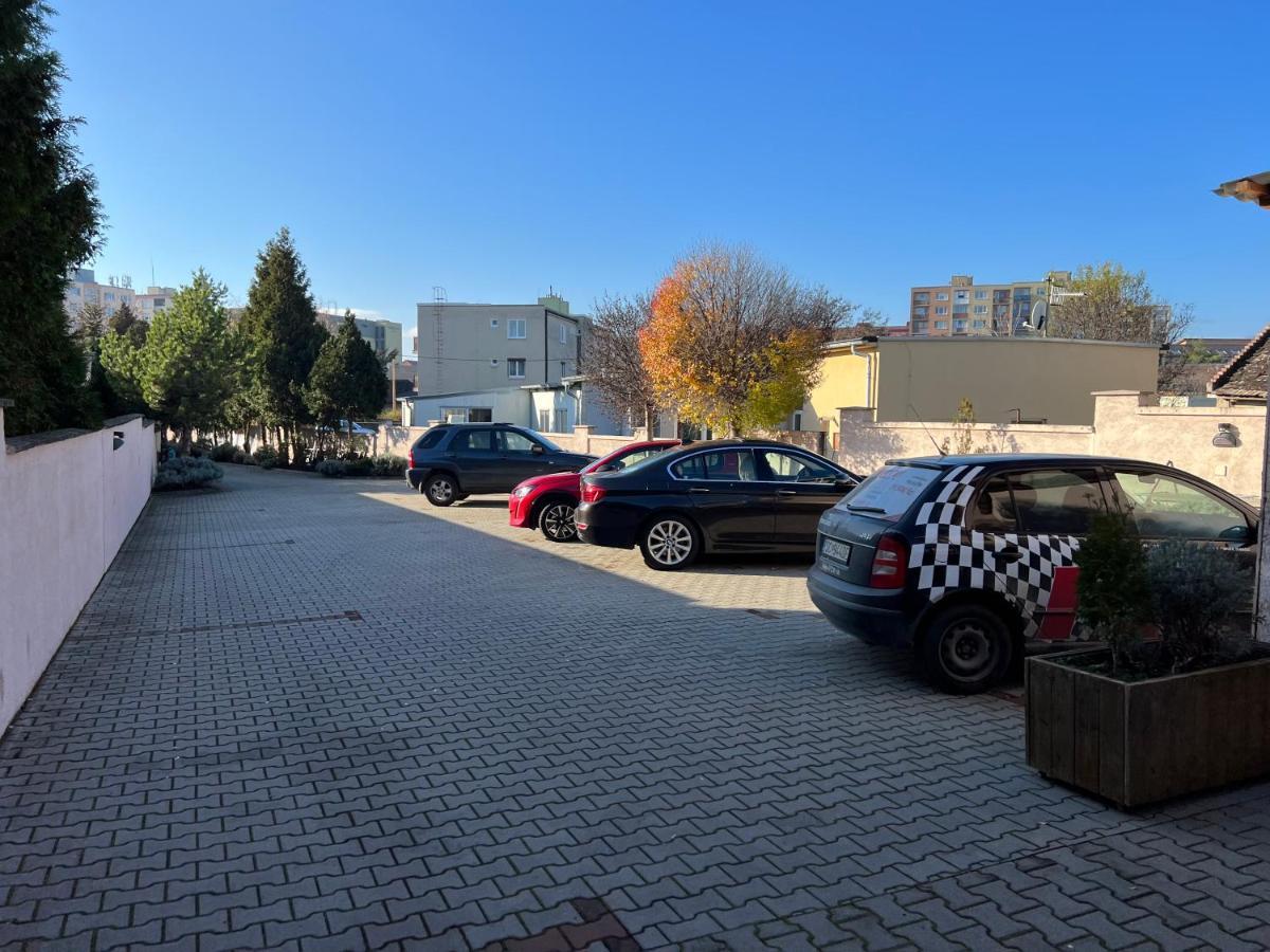 Hotel Marathon Senec Esterno foto