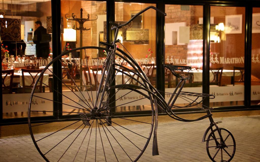 Hotel Marathon Senec Esterno foto