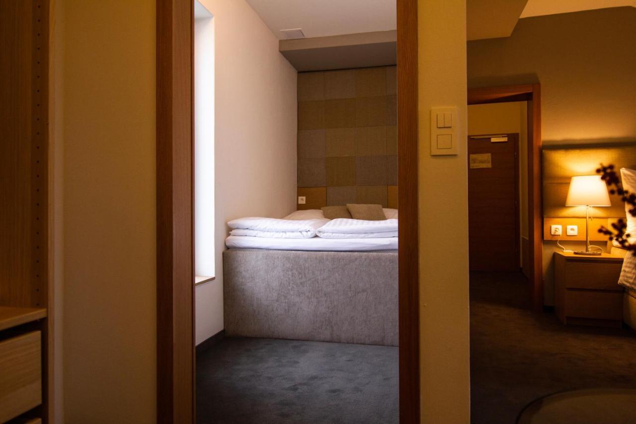 Hotel Marathon Senec Esterno foto