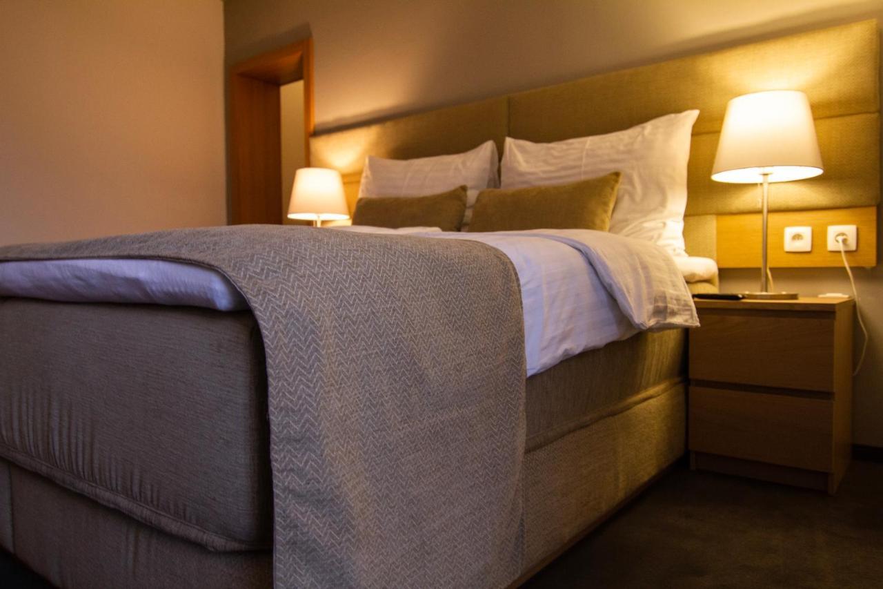 Hotel Marathon Senec Esterno foto