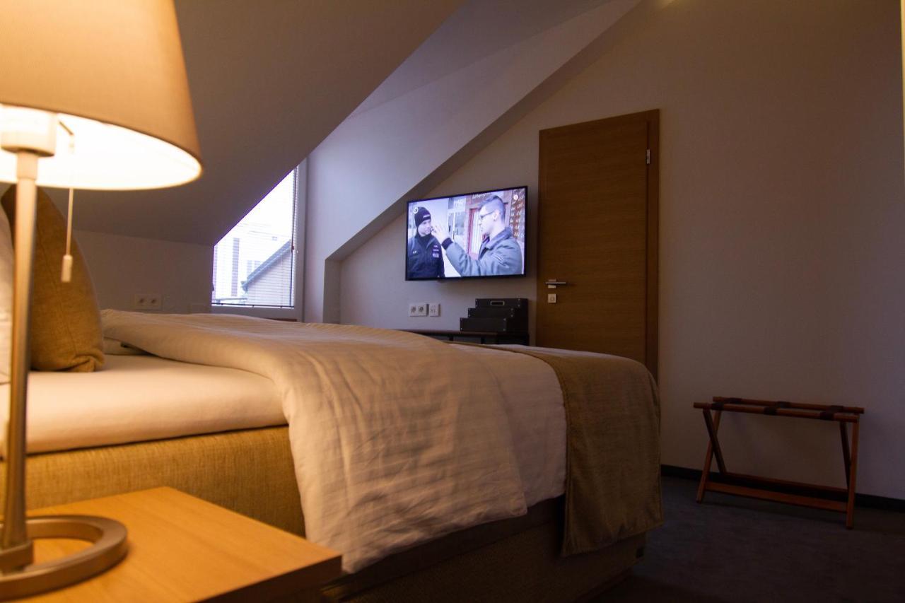 Hotel Marathon Senec Esterno foto