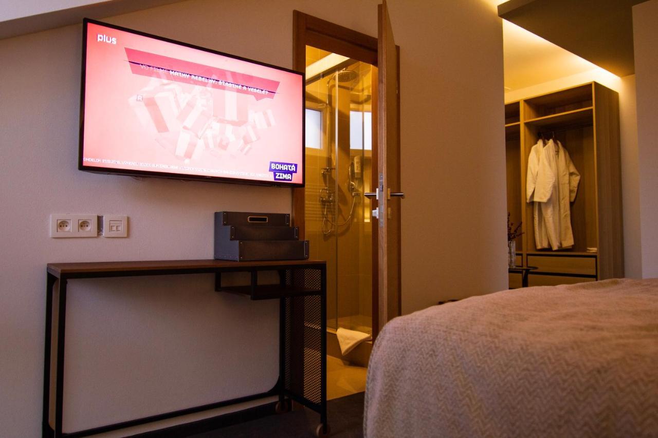 Hotel Marathon Senec Esterno foto