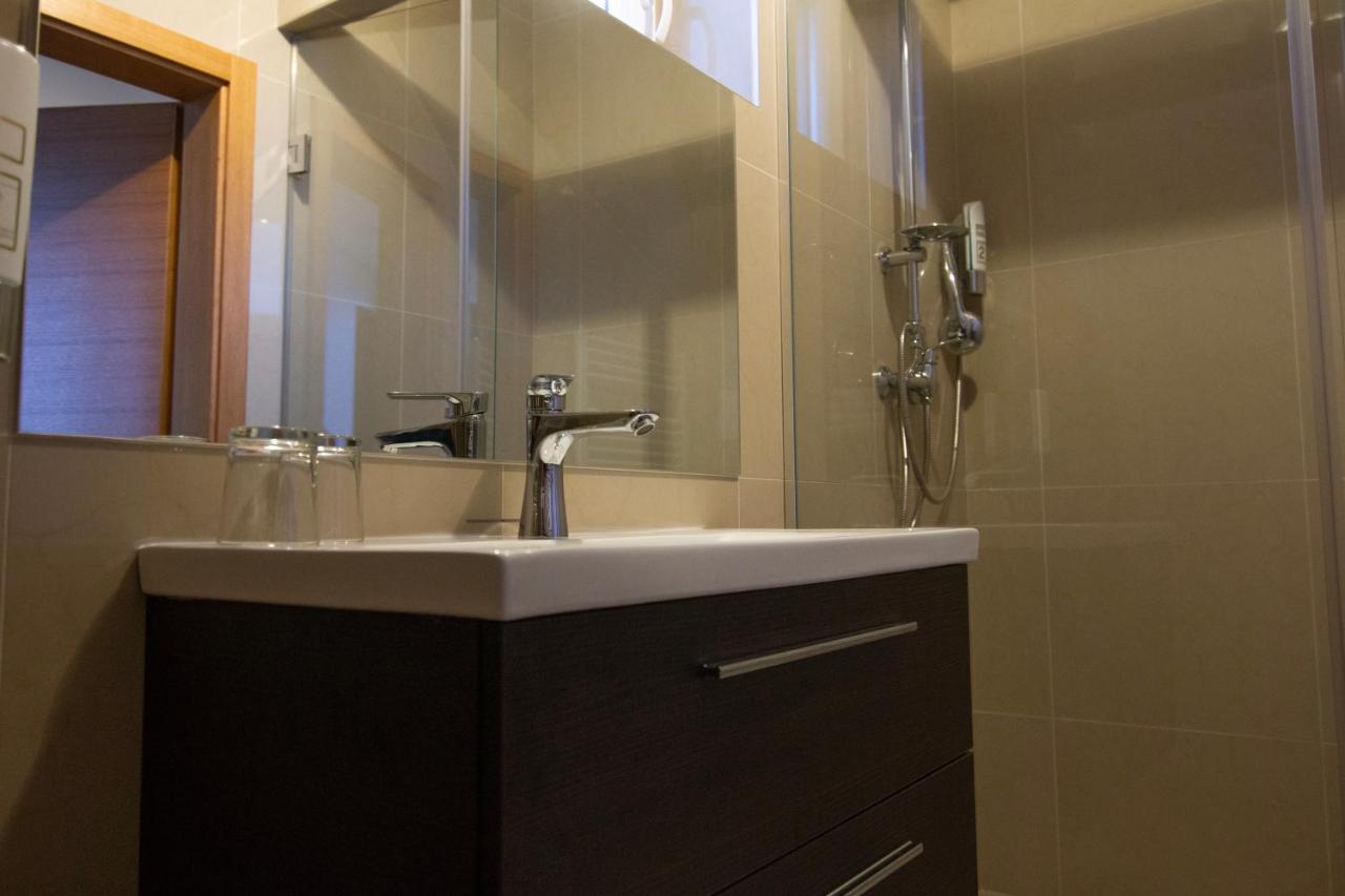 Hotel Marathon Senec Esterno foto